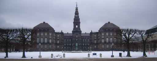 Christiansborg slot med ridebanen set fra marmorbroen